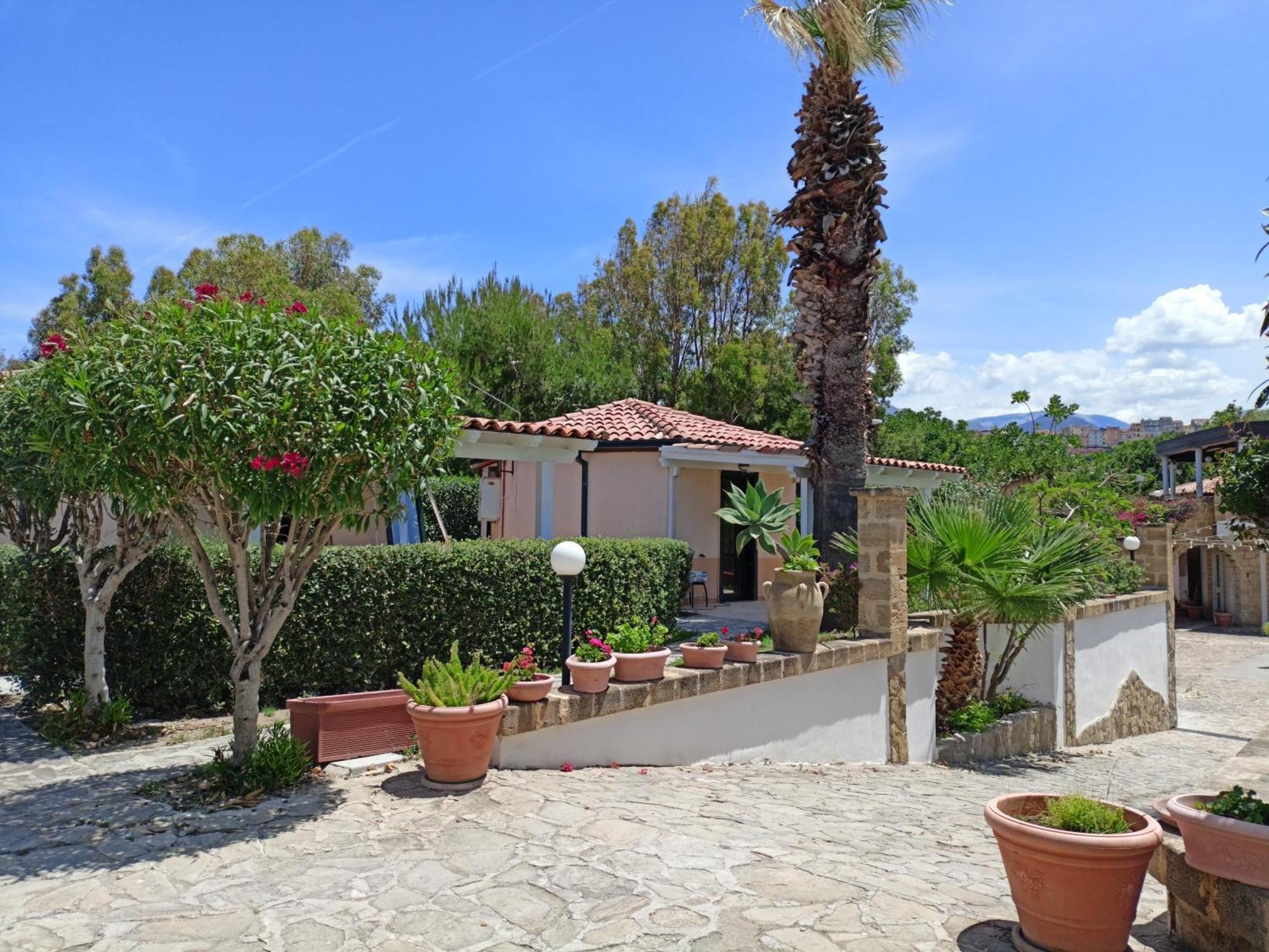 Aparthotel Soleada Club à Campofelice Di Roccella Extérieur photo