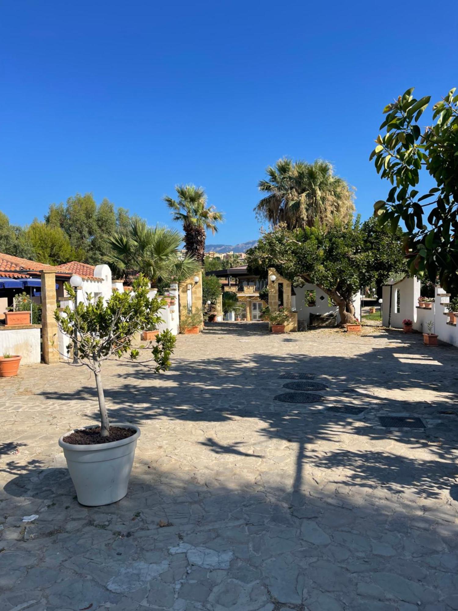 Aparthotel Soleada Club à Campofelice Di Roccella Extérieur photo