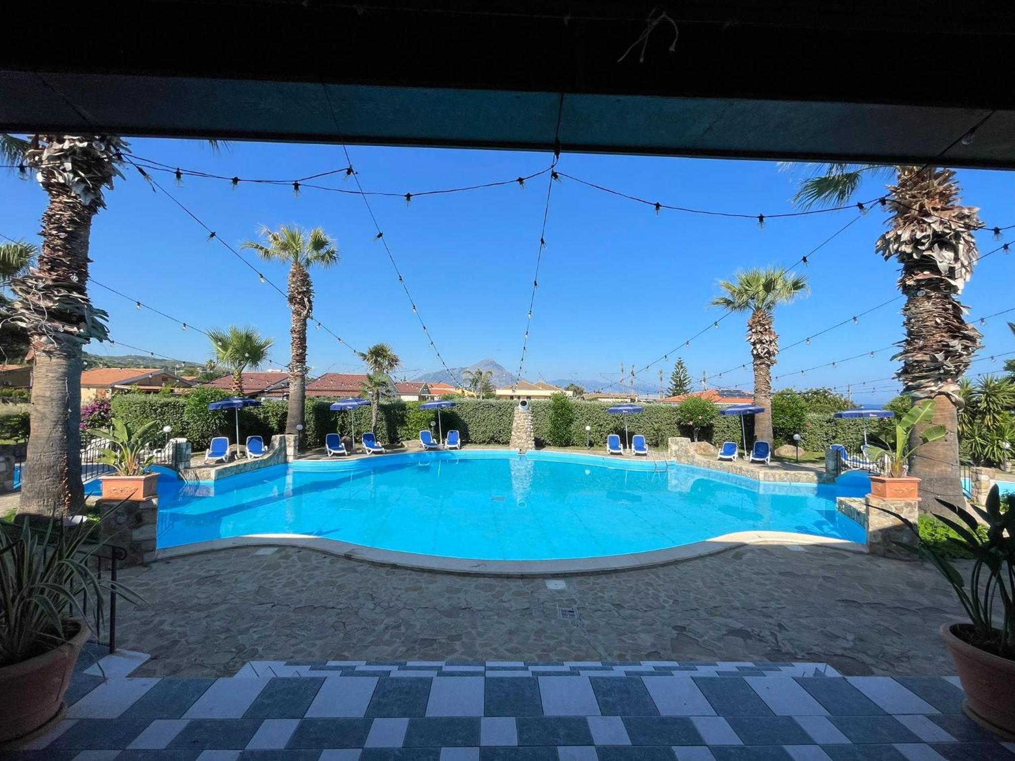 Aparthotel Soleada Club à Campofelice Di Roccella Extérieur photo