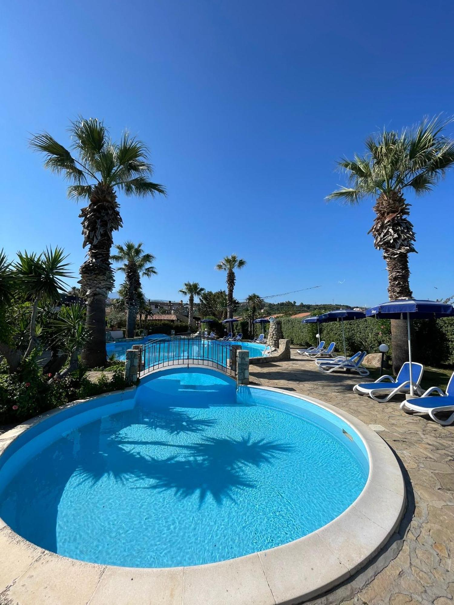 Aparthotel Soleada Club à Campofelice Di Roccella Extérieur photo