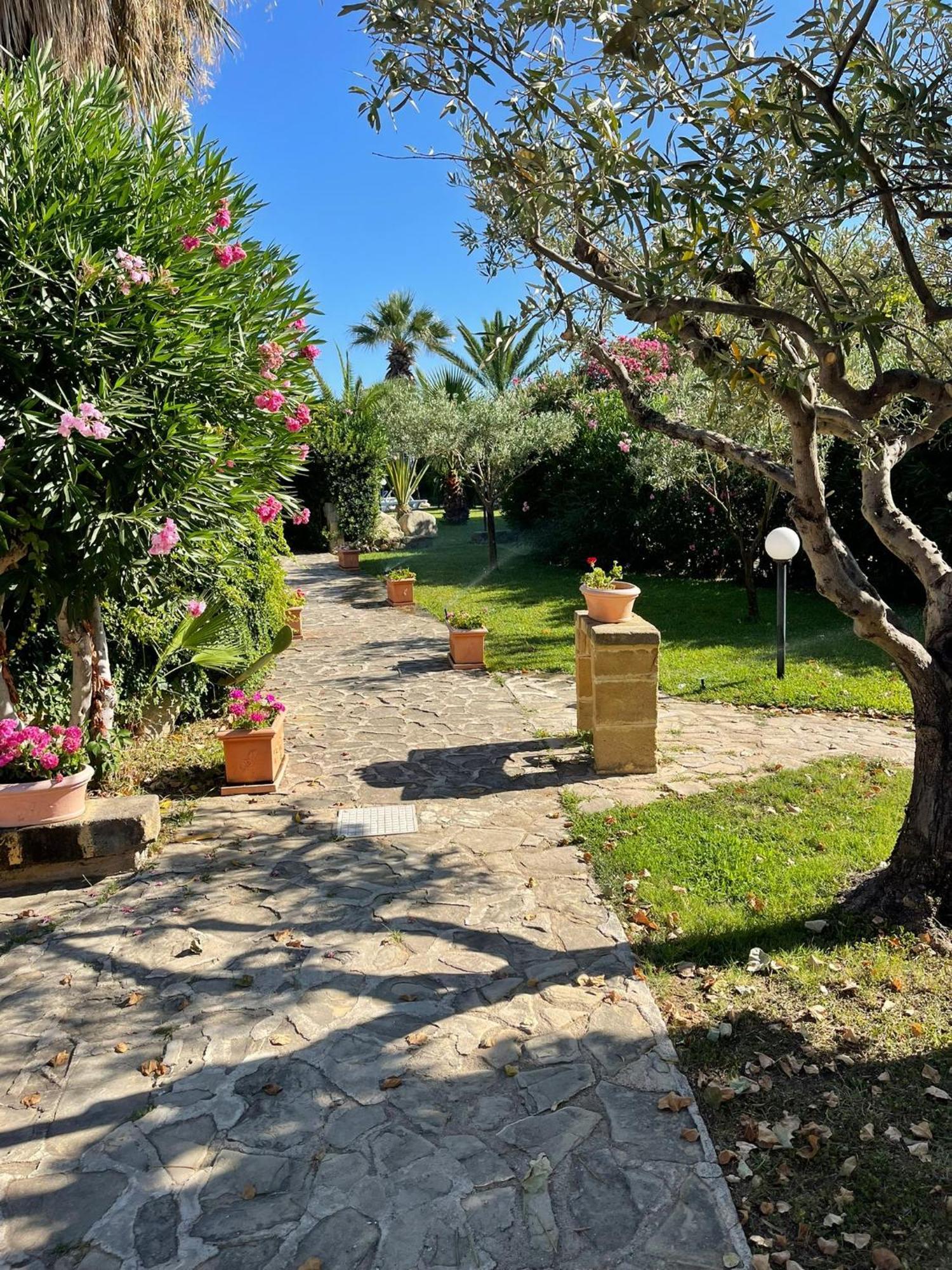 Aparthotel Soleada Club à Campofelice Di Roccella Extérieur photo